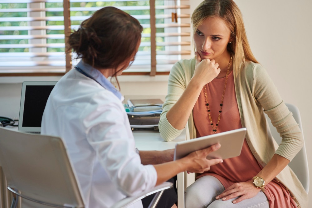 Doctor showing tablet to patient during Nashville dual diagnosis treatment consultation