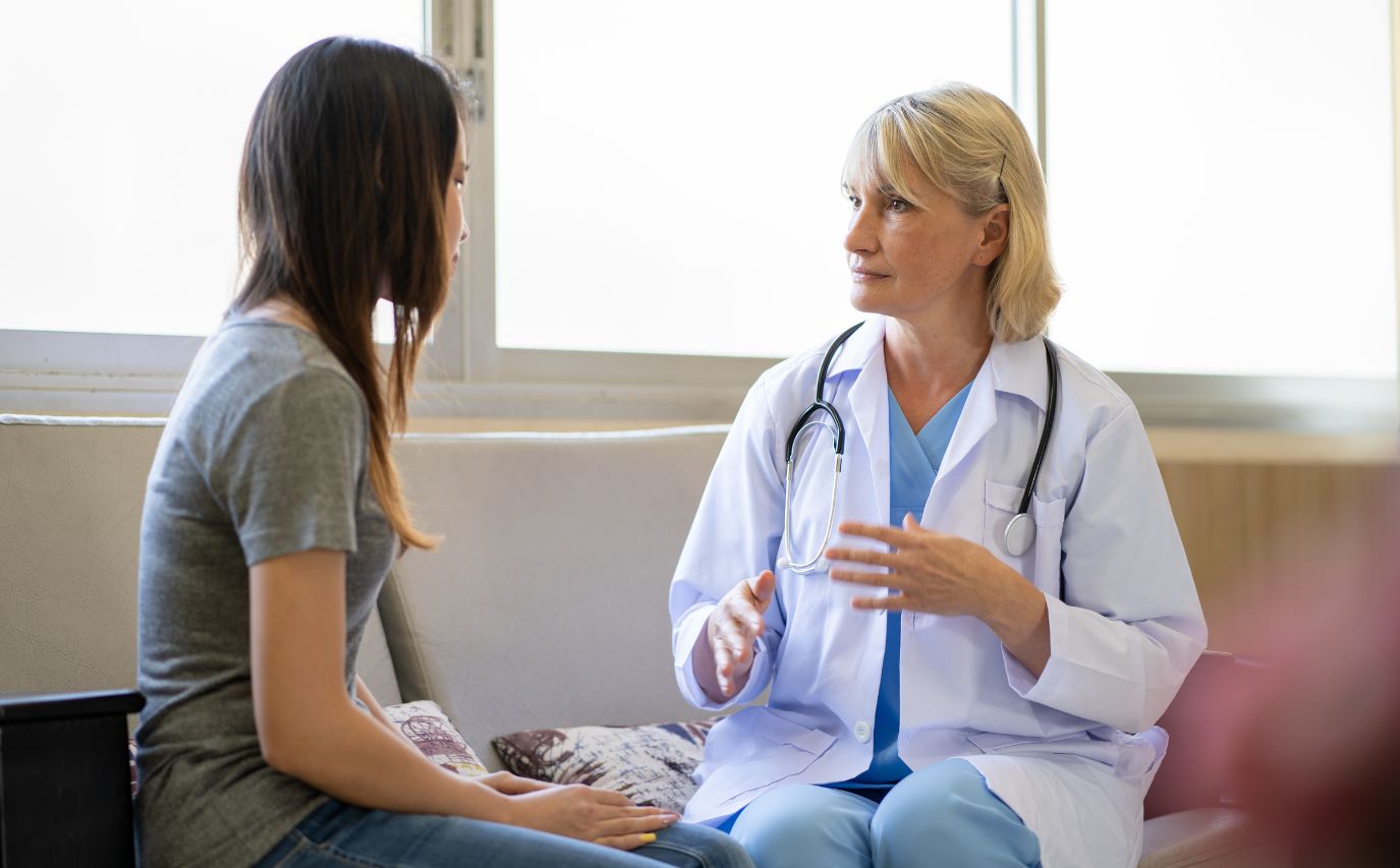 Physician meeting with a client during benzodiazepine addiction treatment in Nashville.