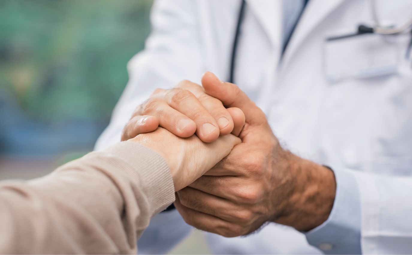 Doctor offering support during benzodiazepine addiction treatment in Nashville.
