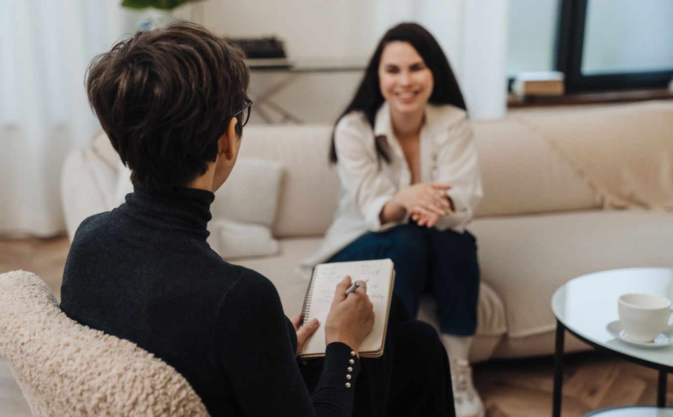 Woman talking with a mental health professional during heroin rehab in Nashville.