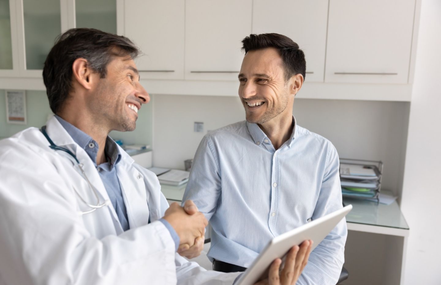 Doctor meeting with a client for prescription drug addiction treatment in Nashville, TN.