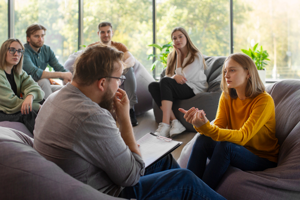 People talking during a group therapy session for polysubstance use disorder in Nashville, TN.