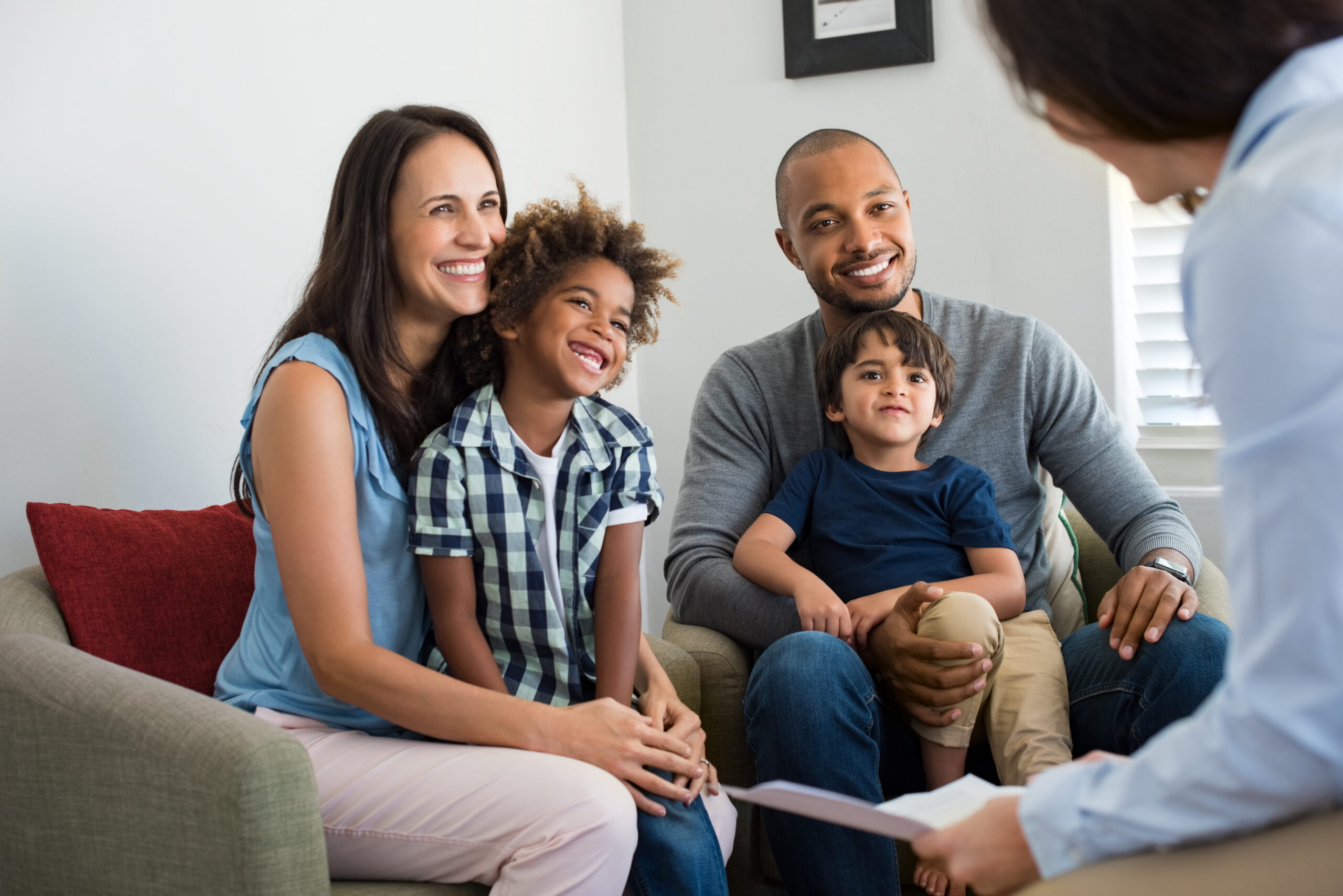 A family enjoys family therapy after learning what to expect during addiction treatment.